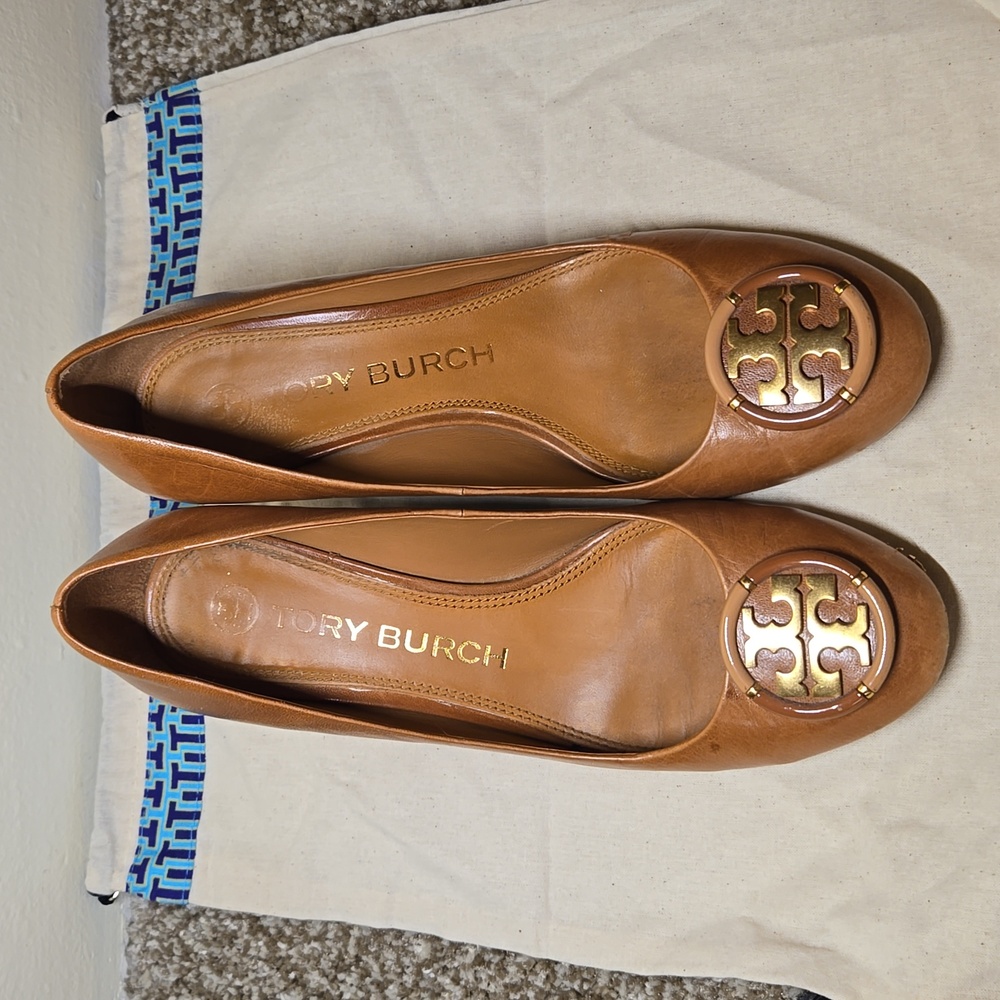Tory Burch tan wedge heel with logo medallion